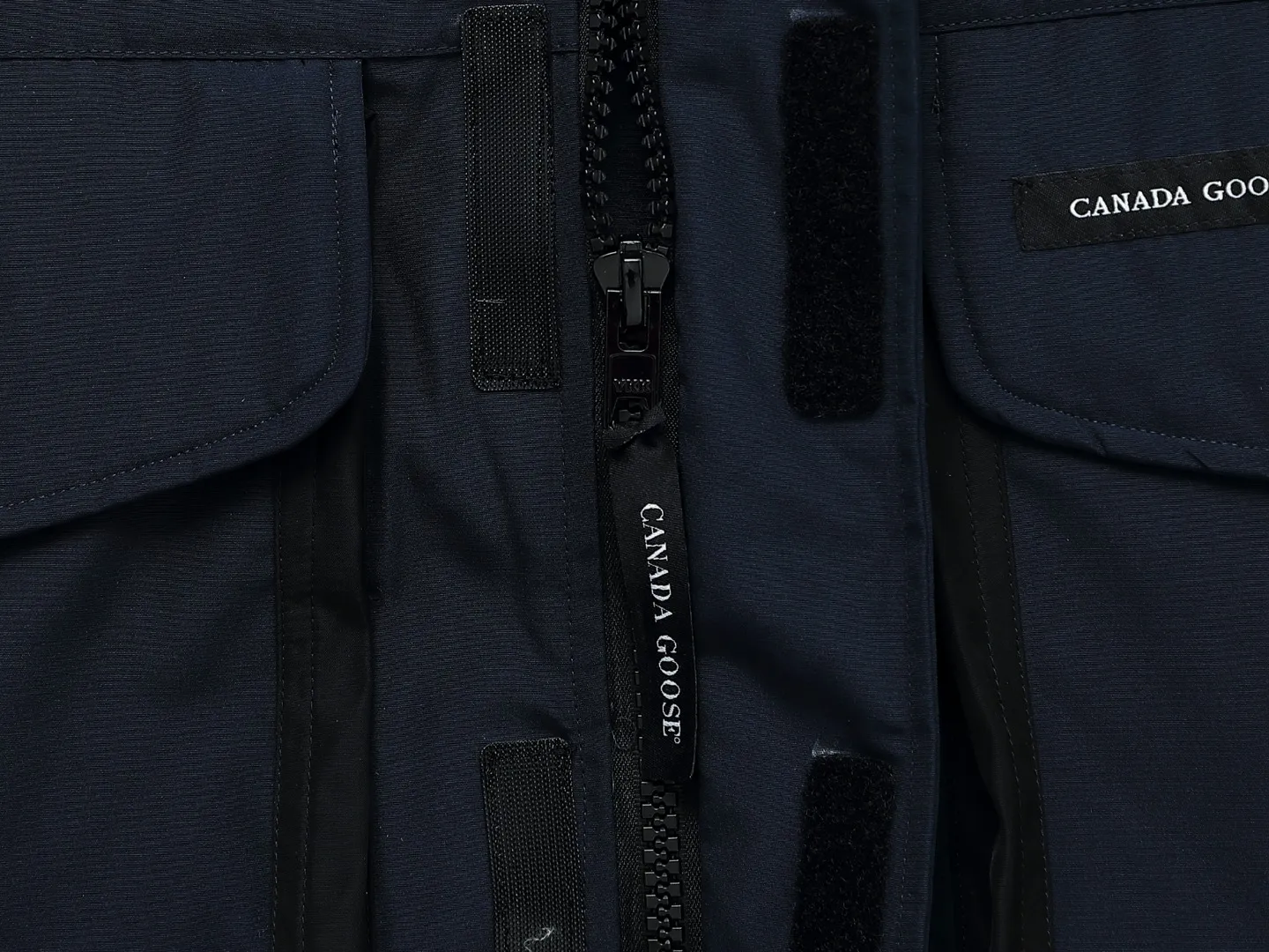 ：Black White Royal Blue Red sizi： Canada Goose 10 ： ！ ， ！ CANADA GOOSE Chilliwack 01 ， ， 90 ， 。 Authentic ， 1:1 。 ， 2 ， ， 12 ， ， YKK ， ， 。 、 18 、 ，nfc 、 ， 。 、 ， 、 10 YKK ， ykk 。 、 12 ， 。 、 logo， ， Authentic。 、 ， ， ， ， 。 ，